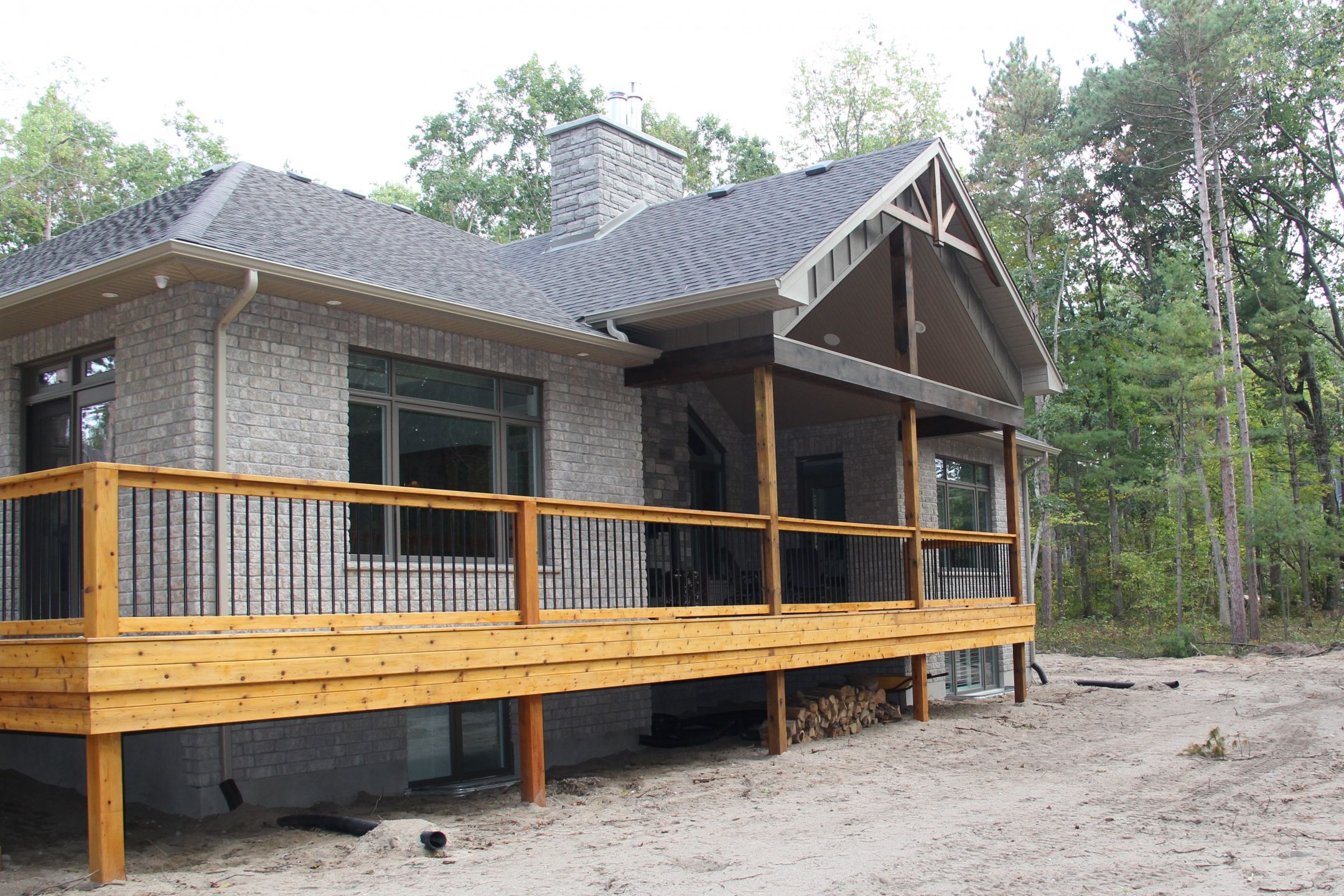 huronwoodshome2015_rear_deck Nicholson Builders Inc.
